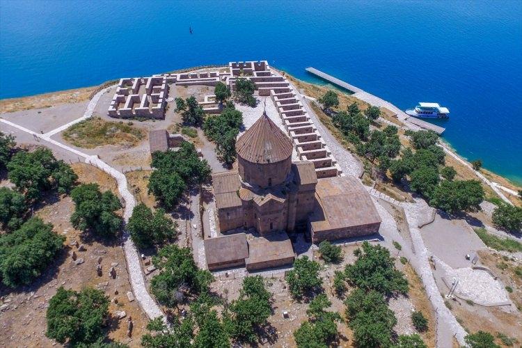 <p>Özellikle İranlılar tarafından yoğun şekilde ziyaret edilen adayı, ayda ortalama 10 bin kişi geziyor.</p>
