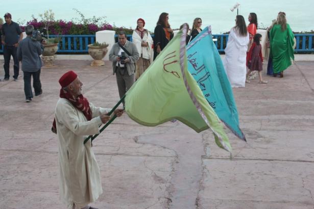 <p>Fotoğraf çekinirken bile ürkek davranıyor, özverili tavırlarına rağmen ülkelerinde yanlış anlaşılmaktan endişe duyuyorlardı. Kendilerinden çok çocukları ve torunlarının geleceğinden endişeli olduklarını ifade ediyorlar, savaşın bitmesi için dua ediyorlardı. </p>
