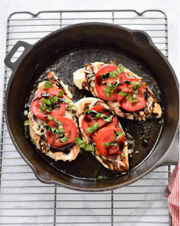 <p><strong>Sade enfes bir tavuk</strong></p>

<p>Tavuk göğsü, domates, mozzarella peyniri, balzemik ve fesleğen</p>
