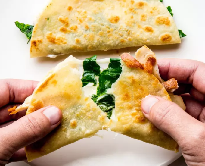 <p><strong>Tavuklu Quesadilla</strong></p>

<p>Tortilla, tavuk, peynir, ıspanak</p>
