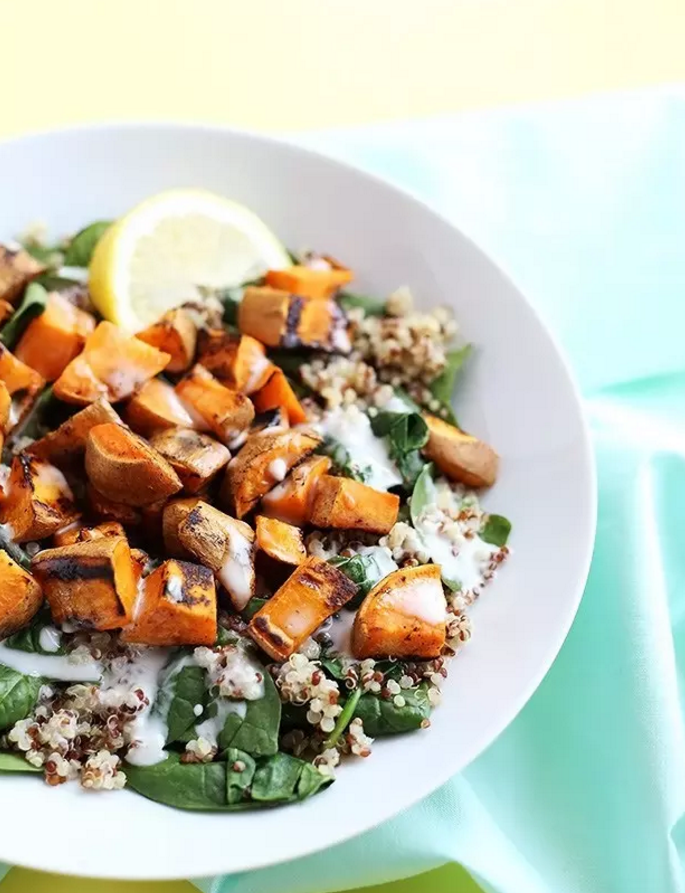 <p> <strong>Ispanaklı ve kinoalı salata</strong></p>

<p>Kinoa, tatlı patates, ıspanak, sıkılmış limon, süsleme tercihi</p>
