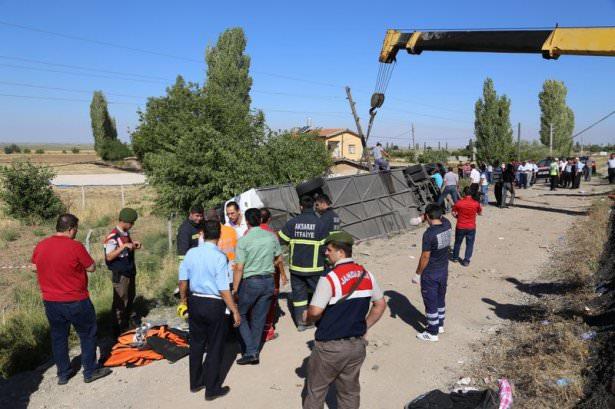 <p>İstanbul’dan Hatay’a giden yolcu otobüsü Aksaray’a 20 kilometre kala devrildi. Korkunç kazada 8 kişi öldü, 15 kişi yaralandı.</p>
