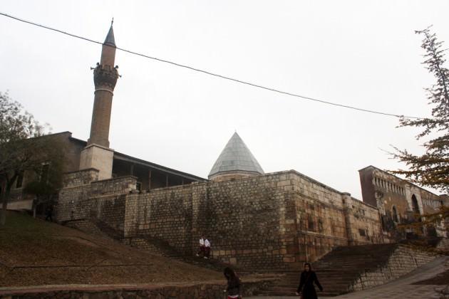 Alaeddin Camisi de zamanla yıkılıp tekrar onarıldığı için minaredeki orijinal alem değil