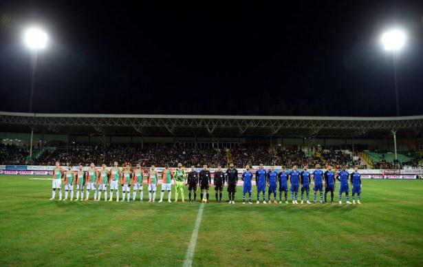 <p>Fenerbahçe, hazırlık maçında Albimo Alanyaspor ile 2-2 berabere kaldı.</p>