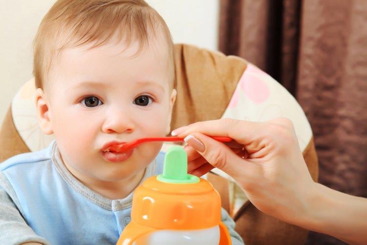 <p>Bebeğinizi kakasında kan gördüyseniz, sebebi bulunamayan kusmalar oluyorsa ve tedaviye cevap vermeyen reflü varsa, sebebi bulunamayan kabızlık, şiddetli göz ağrısı;</p>
