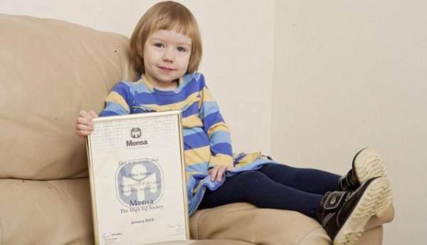 UZMANDAN UYARI  İngiltere'de yaşayan Alice, belgesel izliyor ve yaşıtlarına 'bebek' diyor. Ancak çocuk gelişim uzmanı Prof. Joan Freeman "Kesinlikle bir dâhi. Ancak ailesinin Alice'in ruhsal problem yaşamaması için uzman yardımı alması lazım" dedi.