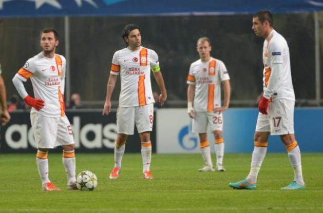 @cansuydn ---  Sinemada maç izlemişler şimdi gördüm, Fatih Terim de Rıdvan Dilmen'i sormuş. Çok orijinal bir ruh bu haha :)
