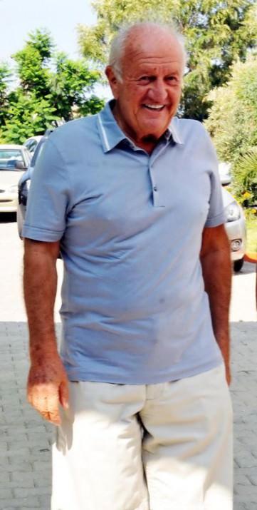 <p>Fenerbahçe Kulübü eski başkanlarından Ali Şen, Selçuk Yula'nın 1979 yılında transfer olduğu sarı-lacivertli takıma uzun yıllar başarıyla hizmet ettiğini belirterek, "Bizdeki ilk senesi istediği gibi geçmedi ama sonra iki yıl üst üste gol kralı oldu. Teknik bir futbolcuydu ve iyi penaltı kullanırdı. Bana yakın bir futbolcuydu, gelip her şeyi anlatırdı. Çok iyi bir Fenerbahçeli ve iyi bir insandı. Mekanı cennet olsun" diye konuştu.<br /><span style="line-height: 13pt;"><br /><strong>ALİ ŞEN-FENERBAHÇE ESKİ BAŞKANI</strong></span></p>