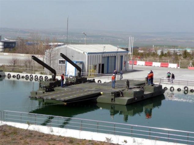 <p>Orduya zırhlı araçların geçemeyeceği derinlik ve yüzemeyeceği akıntıya sahip nehirde ilerleme kabiliyeti sunan araç, ihtiyaca göre adeta başka araca dönüşüyor. Araçlar, birbirine eklenerek uzun köprü olabildiği gibi istenildiğinde de feribot görevi yapabiliyor. </p>
