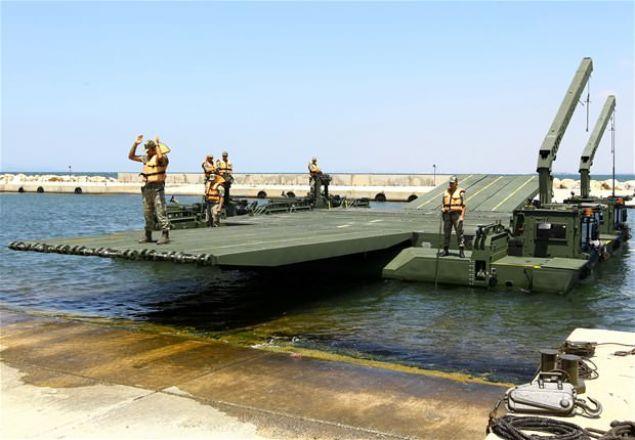 <p>Yaklaşık 13 metre uzunluğa, 4,1 metre yüksekliğe sahip, 36 ton ağırlığındaki Samur'un su aracına dönüşmesi sadece bir dakika sürüyor. </p>
