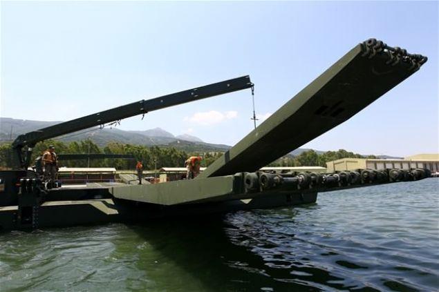 <p>Sürücü bölmesi biyolojik, kimyasal, radyolojik ve nükleer saldırılara karşı korunaklı üretilen ve camları kurşun geçirmeyen seyyar yüzücü hücum köprü aracı, gece görüş kameralarıyla zifiri karanlıkta bile görevini başarıyla yerine getirebiliyor.</p>
