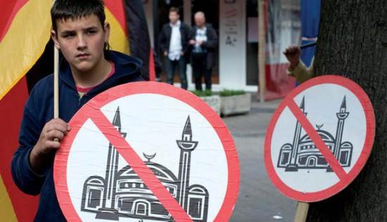 ALMANYA  Avrupa T&uuml;rk İslam Birliği verilerine g&ouml;re ise Almanya&rsquo;da, M&uuml;sl&uuml;manlara karşı yılda ortalama 120 saldırı d&uuml;zenleniyor. Almanya Merkez M&uuml;sl&uuml;manlar Konseyi Başkan Yardımcısı ve Avrupa T&uuml;rk İslam Birliği Genel Sekreteri Mahmut Aşkar, Almanya&rsquo;da M&uuml;sl&uuml;manlara karşı saldırıların son d&ouml;nemlerde artış g&ouml;sterdiğini belirterek, &ldquo;M&uuml;sl&uuml;manların ibadet alanlarına, camilere, mescitlere, kesik domuz başı ve kanı atıyorlar, cami duvarlarına ha&ccedil; işareti &ccedil;iziyorlar.&rsquo;&rsquo; diyor. 40 yıldır Almanya&rsquo;da yaşadığını belirten Aşkar, &ldquo;Bir&ccedil;ok kez M&uuml;sl&uuml;man olduğum i&ccedil;in hakaretlere maruz kaldım. Neo-Nazi Yeraltı Ter&ouml;r &Ouml;rg&uuml;t&uuml;&rsquo;n&uuml;n, sekiz T&uuml;rk vatandaşını katlettiği olay, İslamofobi&rsquo;nin Almanya&rsquo;da son yıllarda y&uuml;kseldiğinin en b&uuml;y&uuml;k işaretidir.&rsquo;&rsquo; ifadelerini kullanıyor.