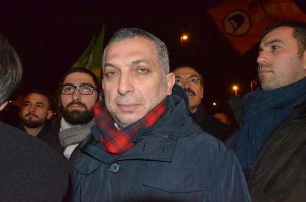 <p><strong>AK PARTİLİ K&Uuml;L&Uuml;NK'TE KATILDI</strong></p>

<p>G&ouml;steriye, AK Parti Dış İlişkiler Başkan Yardımcısı ve İstanbul Milletvekili Metin K&uuml;l&uuml;nk, Kuzey Ren Vestfalya (KRV) Eyaleti Parlamentosu Yeşiller Milletvekili Arif &Uuml;nal, Avrupalı T&uuml;rk Demokratlar Birliği (UETD) Genel Başkanı S&uuml;leyman &Ccedil;elik ve &ccedil;ok sayıda sivil toplum kuruluşunun temsilcileri katıldı.</p>
