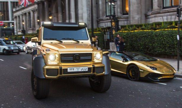 <p>Londra'ya gelen zengin Suudi turistler, yanlarında valizleri yerine  lüks altın kaplama otomobillerini getiriyor.</p>

