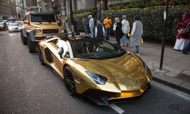 <p>Londra sokaklarında boy gösteren altın kaplama lüks arabalar görenleri hayrete düşürüyor.</p>
