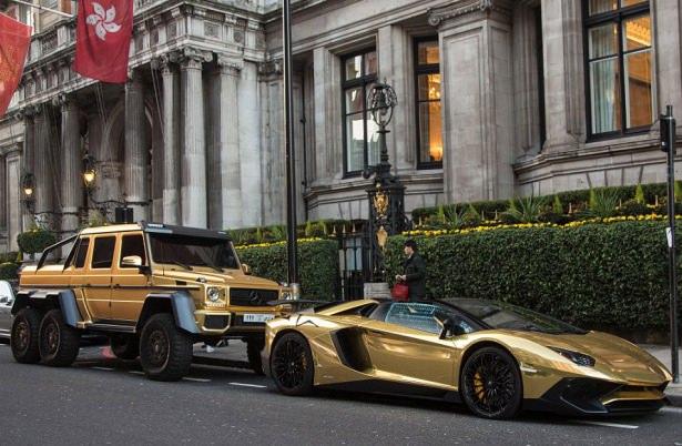 <p>Bunlar arasında trilyonluk altın kaplama Bugatti Veyron'da var. Porsche, Ferrari ve Maserati gibi araçlar zengin Suudiler için oldukça sıradan.</p>