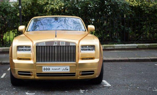 <p>Özel uçaklarla Londra’ya taşınan yüzbinlerce sterlinden başlayıp, 2 milyon sterline kadar ulaşan lüks araçlar kentin zengin mahallerinden Knigthsbridge, Kensington, Chelsea ve Park Lane gibi yerlerde caddelere park ediliyor.</p>
