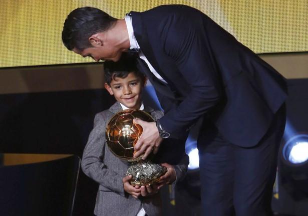 <p>Real Madrid'in Portekizli futbolcusu Cristiano Ronaldo, FIFA Altın Top Ödülü'nü üst üste 2. kez kazandı</p>