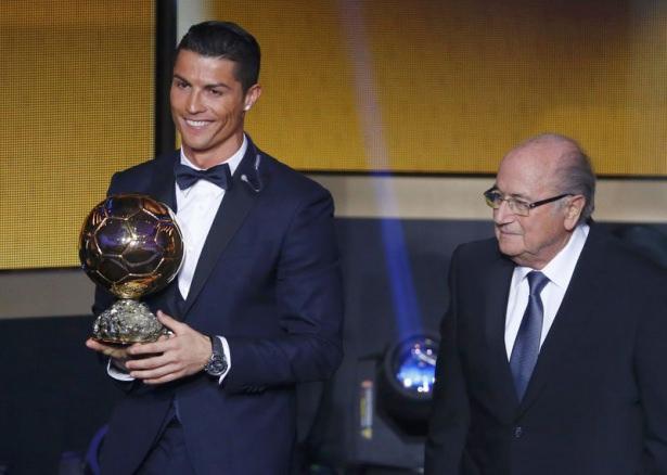 <p>Real Madrid'in Portekizli futbolcusu Cristiano Ronaldo, FIFA Altın Top Ödülü'nü üst üste 2. kez kazandı</p>