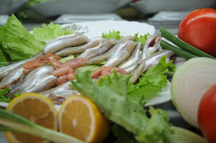 <p>Bartın'ın tarihi ve turistik ilçesi Amasra'nın mutfak kültürünü yansıtan, balık yemeklerinin yanında mevsimine göre 30'u aşkın organik sebzenin kullanıldığı salata, ziyaretçilerin vazgeçilmezleri arasında yer alıyor.</p>
<p></p>