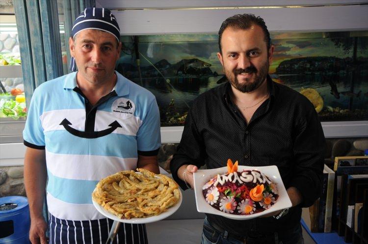 <p>Bartın'ın tarihi ve turistik ilçesi Amasra'nın mutfak kültürünü yansıtan, balık yemeklerinin yanında mevsimine göre 30'u aşkın organik sebzenin kullanıldığı salata, ziyaretçilerin vazgeçilmezleri arasında yer alıyor. İlçede faaliyet gösteren balık lokantası işletmecisi Mete Akyıldız (Sağda) AA muhabirine yaptığı açıklamada, Amasra salatası denildiğinde akıllara artık marka olmuş bir ürünün geldiğini söyledi.</p>
