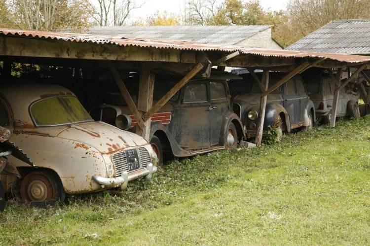 <p> Ancak 70'li yıllarda durumu kötüye gidince otomobillerinin bir kısmını satmak zorunda kaldı.</p>
<p> </p>