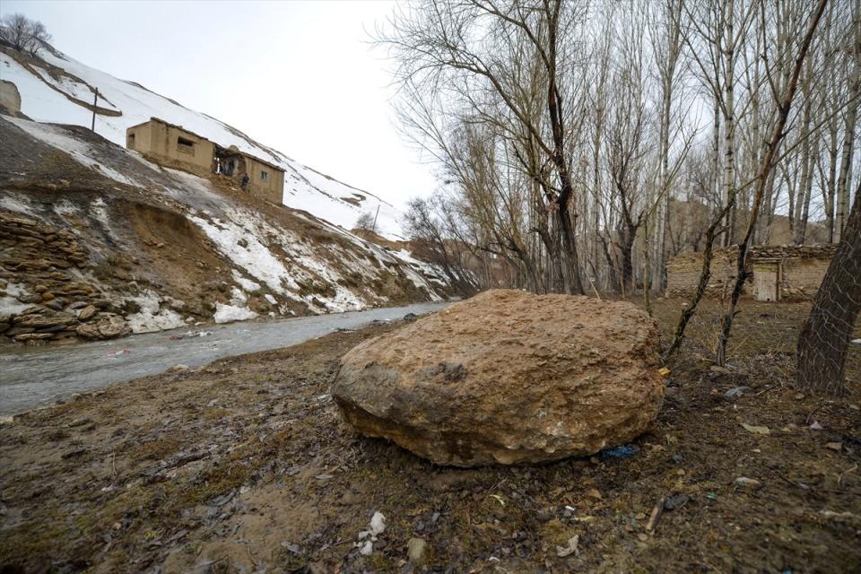 <p>Ev sahibi 10 çocuk babası Mahir Bilek, yaptığı açıklamada, bölgenin engelli olması nedeniyle mutfak bölümünü evden ayrı yaptığını söyledi. </p>
