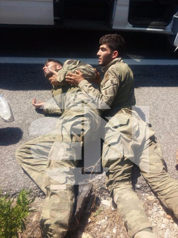 <p>İlk yakalanan 3 askerin Muharebe Arama Kurtarma (MAK) timinden Binbaşı Taner Berber ile astsubaylar İlyas Yaşar ve Gökhan Güçlü olduğu belirlenmişti.</p>

<p> </p>

