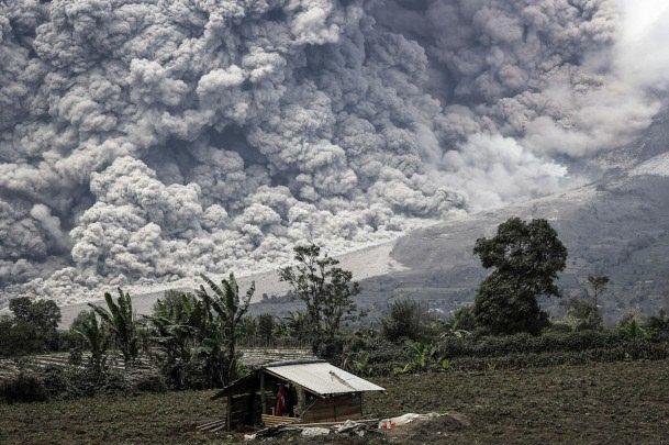 <p>Anadolu Ajansı Gözüyle 2014: Endonezya'nın batısında faaliyete geçen Sinabung yanardağında artan patlamalar nedeniyle binlerce kişi bölgeden tahliye edildi. 14.1.2014 (Kharisma Tarigan - Anadolu Ajansı)</p>