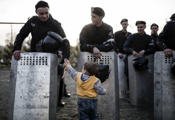 <p>Anadolu Ajansı Gözüyle 2014: Rusya yanlılarının eylemleriyle gündeme gelen Ukrayna'nın doğusundaki Donetsk kentinde Ukrayna yanlıları Özgürlük Parkı'nda gösteri yaptı. 17.4.2014 (Burak Akbulut - Anadolu Ajansı)</p>
