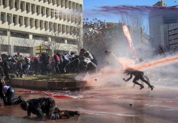 <p>Anadolu Ajansı Gözüyle 2014: Ankara'da, Ergenekon ve Balyoz davaları kapsamında Silivri ve Hasdal cezaevlerinde bulunan "yurtseverlerin" tutukluluklarının sona erdirilmesi talebiyle, Meclis'e yürümek isteyen gruba polis müdahale etti. 13.2.2014 (Sebahatdin Zeyrek - Anadolu Ajansı)</p>
