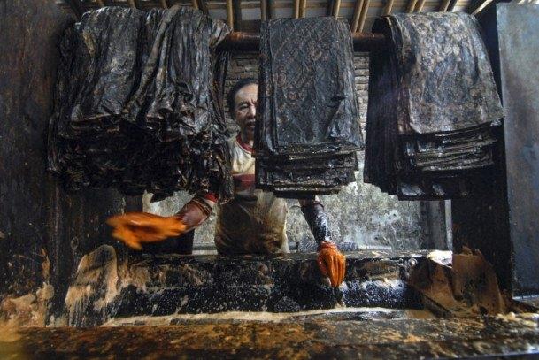 <p>Anadolu Ajansı Gözüyle 2014: Endonezya'da, bitkilerin çeşitli kısımlarının; kök, yaprak, tohum ve çiçek özünden çıkarılmış boyalarla batik kıyafetler yapılıyor. 13.3.2014 (Agoes Rudianto - Anadolu Ajansı)</p>