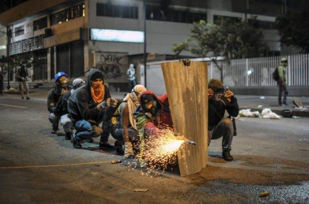 <p>Anadolu Ajansı Gözüyle 2014: Venezuela'da Devlet Başkanı Nicolas Maduro'ya karşı başkent Karakas''ın Chacao bölgesindeki protestolarda göstericiler polise taş, sopa ve molotofkokteyli atarken, güvenlik güçleri de tazyikli su ve gazla müdahale etti. 4.4.2014 (Cristian Hernandez - Anadolu Ajansı)</p>