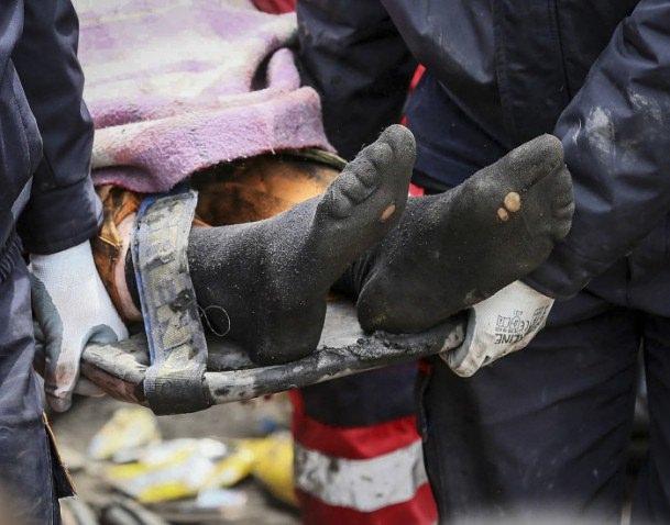 <p>Anadolu Ajansı Gözüyle 2014: Manisa Soma'da maden ocağındaki yangının ardından kurtarma çalışmaları yapıldı. Madenden çıkarılan bir işçinin delik çorapları dikkat çekti. 14.5.2014 (Emin Mengüarslan - Anadolu Ajansı)</p>