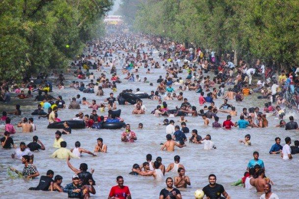 <p>Anadolu Ajansı Gözüyle 2014: Pakistan'da hava sıcaklığı 42 dereceye ulaşırken Lahor kentinde sıcaktan bunalan Pakistanlılar şehirdeki su kanalına girerek serinledi. 22.6.2014 (Rana Irfan Ali - Anadolu Ajansı)</p>

<p> </p>
