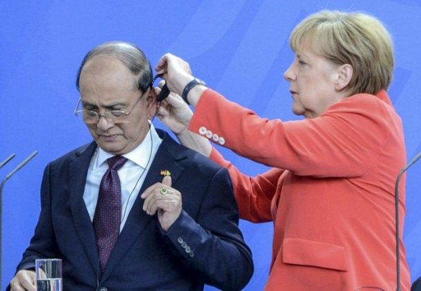 <p>Anadolu Ajansı Gözüyle 2014: Almanya Başbakanı Angela Merkel, Myanmar Devlet Başkanı Thein Sein ile Berlin'de Başbakanlık binasında ortak basın toplantısı düzenledi. Merkel, konuğunun kulaklığını takmasına yardımcı oldu. 3.9.2014 (Neslihan Dogan - Anadolu Ajansı)</p>
<p> </p>