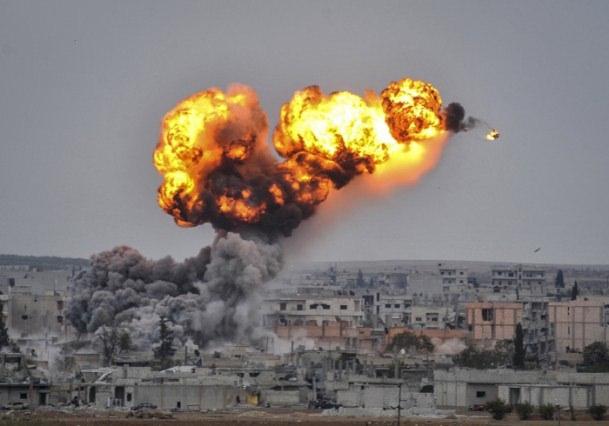 <p>Anadolu Ajansı Gözüyle 2014: ABD öncülüğündeki koalisyon güçlerine ait savaş uçakları, Halep'e bağlı Kobani'deki (Ayn el Arap) terör örgütü IŞİD mevzilerini bombaladı. Bölgeyi kaplayan ateş bulutu, Şanlıurfa Suruç'un sınıra yakın bölgelerinden de gözlendi. 30.10.2014 (Rauf Maltaş - Anadolu Ajansı)</p>
<p> </p>