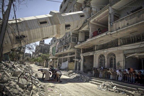 <p>Anadolu Ajansı Gözüyle 2014: Filistinliler, cuma namazlarını İsrail'in Gazze'ye düzenlediği saldırılarda harabeye dönen Eş-Şati Mülteci Kampı'ndaki El Suusi Camii'nde kıldı. 8.8.2014 (Ali Hasan - Anadolu Ajansı)</p>

<p> </p>
