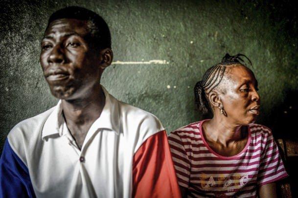 <p>Anadolu Ajansı Gözüyle 2014: Dünya üzerinde Ebola virüsünün yol açtığı hastalığın en yaygın görüldüğü yerlerden biri olan Sierra Leone'deki Kenema kentinde, salgına yakalanmasına rağmen hayatta kalmayı başaran Rigiatu Kamara (sağda) ve kendisine destek olan eşi Baibai Kamara (solda) yaşadıklarını anlattı. 26.8.2014 (Mohammed Elshamy - Anadolu Ajansı)</p>

<p> </p>
