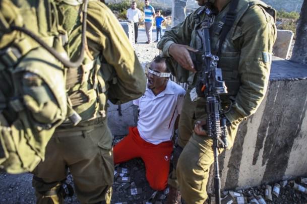 <p>Anadolu Ajansı Gözüyle 2014: Batı Şeria'nın Ramallah kentindeki Selvad köyünde Yahudi yerleşim birimleri ve ayrım duvarını protesto eden Filistinliler'e müdahale eden İsrail askerleri, 1 kişiyi gözaltına aldı. 12.9.2014 (Issam Rimawi - Anadolu Ajansı)</p>

<p> </p>
