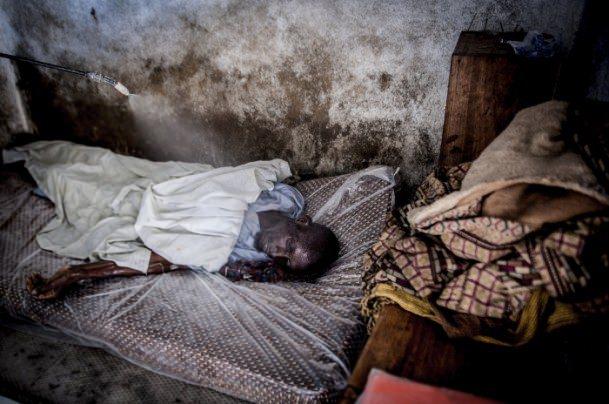 <p>Anadolu Ajansı Gözüyle 2014: Liberya'nın başkenti Monrovia'daki Westpoint gecekondu bölgesinde Ebola'ya yakalandığından şüphelenen Mambodou Aliyu (35), evinde ölü bulundu. 15.10.2014 (Mohammed Elshamy - Anadolu Ajansı)</p>
<p> </p>