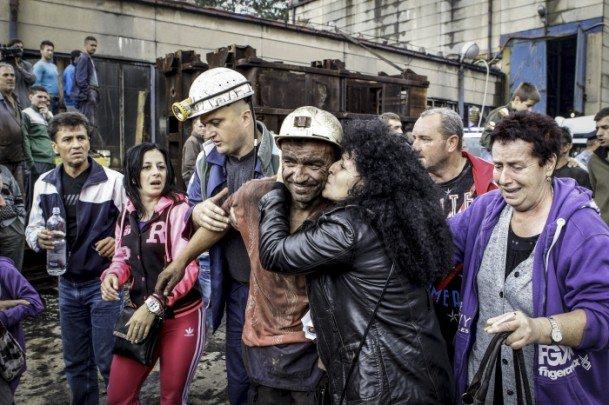 <p>Anadolu Ajansı Gözüyle 2014: Bosna Hersek'in Zenitsa kentindeki Raspotoçye kömür madeninde meydana gelen göçük nedeniyle mahsur kalan işçiler kurtarıldı. Yakınlarına kavuşan işçi aileleri, sevinç yaşadı. 5.9.2014 (Samir Yordamoviç - Anadolu Ajansı)</p>

<p> </p>
