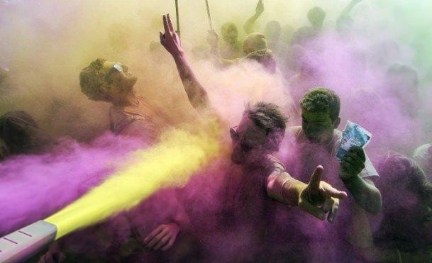 <p>Anadolu Ajansı Gözüyle 2014: ABD'de başlayıp tüm dünyaya yayılan Color Sky 5K koşu festivalinin Türkiye'deki üçüncüsü İzmir'de düzenlendi. Katılımcıların renkli toz yağmuruna tutulduğu festivalde "renkli" görüntüler oluştu. 19.10.2014 (Ege Gürün - Anadolu Ajansı)</p>

<p> </p>
