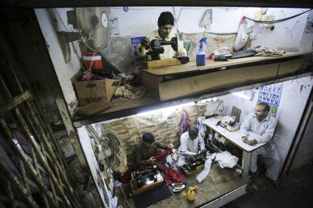 <p>Anadolu Ajansı Gözüyle 2014: Pakistan'da kimi terziler, çok düşük metrekareli alanlarda çalışıyor. Başkent İslamabad'ın Aabpara bölgesinde bulunan çarşının içerisindeki bir pasajda yer alan yaklaşık 20 kadar terzi, altlı üstlü oluşturulan kamara tipi boşluklarda işlerini yapıyor. 24.10.2014 (Metin Aktas - Anadolu Ajansı)</p>

<p> </p>
