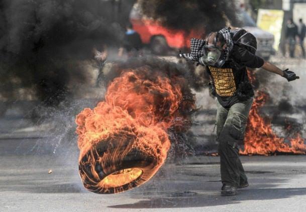 <p>Anadolu Ajansı Gözüyle 2014: Mescid-i Aksa'ya yönelik ihlalleri protesto etmek amacıyla Ramallah ile Kudüs arasındaki Kalendiya askeri kontrol noktasına doğru yürüyüşe geçen Filistinli gençlere, İsrail askerleri müdahale etti. Göstericiler, lastik yakarak karşılık verdi. 14.11.2014 (Issam Rimawi - Anadolu Ajansı)</p>

<p> </p>
