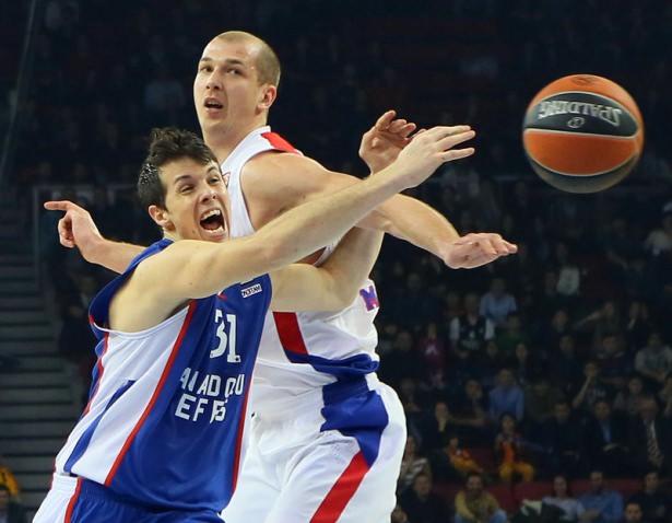 <p>Turkish Airlines Euroleague son 16 mücadelesinde Anadolu Efes Cska Moskova'ya 78-69 mağlup oldu.</p>