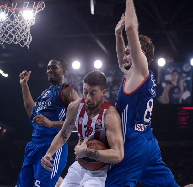 <p>THY Euroleague 1. tur B Grubu 5. maçında Anadolu Efes, uzatmaya giden maçta Yunanistan'ın Olympiakos takımına 91-87 mağlup oldu.</p>
