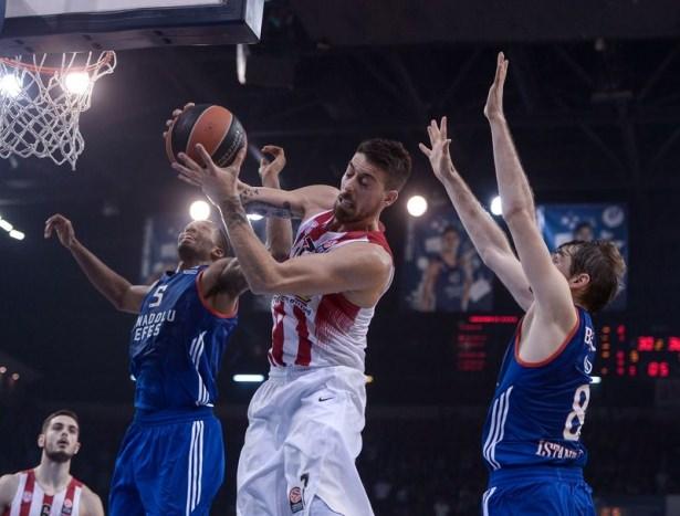 <p>THY Euroleague 1. tur B Grubu 5. maçında Anadolu Efes, uzatmaya giden maçta Yunanistan'ın Olympiakos takımına 91-87 mağlup oldu.</p>
