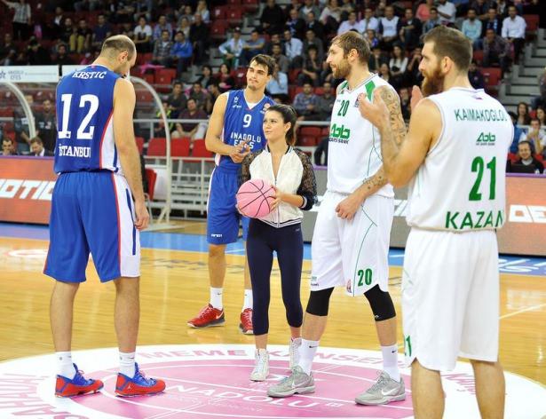 <p>Anadolu Efes, Euroleague ilk maçında Unics Kazan'ı 82-76 mağlup etti. </p>
