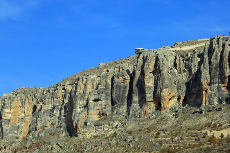 <p>ABD'deki Büyük Kanyon'a benzetilen ve 65 milyon yıl kadar öncesine dayanan kaya oluşumlarının bulunduğu Malatya'nın Akçadağ ilçesindeki Levent Vadisi, yerli ve yabancı turistlerin ilgisini çekiyor.</p>
